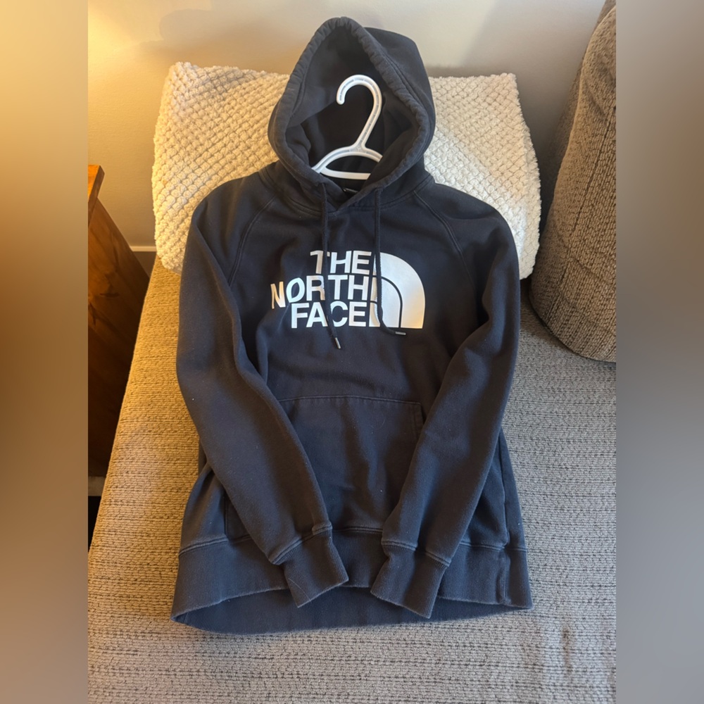 Ladies North Face Hoodie, Medium 🖤